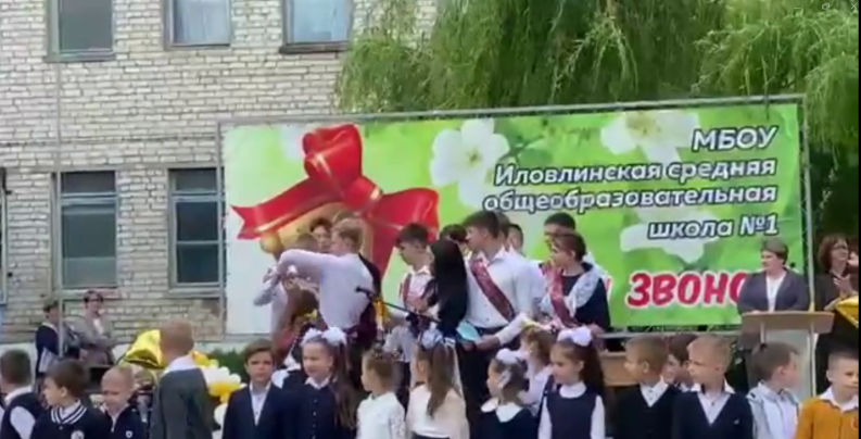 Прямо на шкільній лінійці: у Росії підліток намагався перерізати горло своїй однокласниці